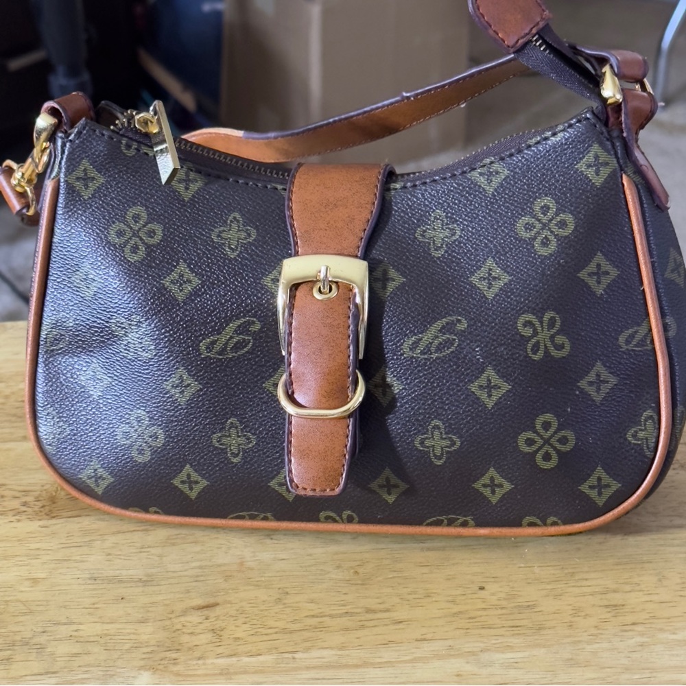 Woman’s Lightweight Dark Brown zipper on top stylish Purse